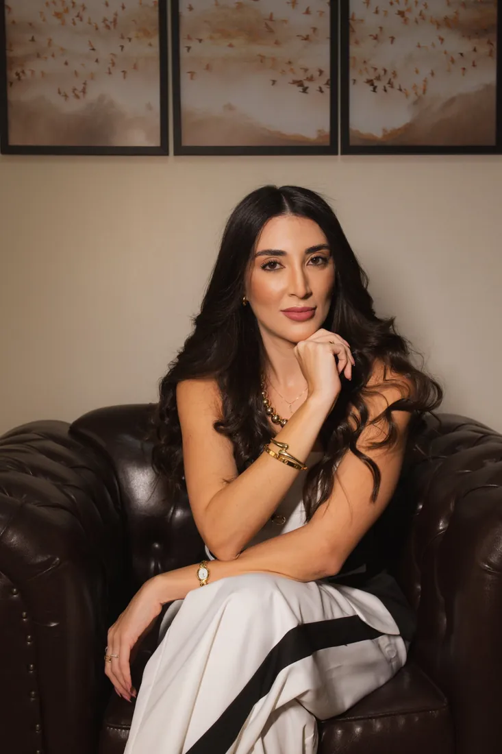 Retrato de Jennifer Guimarães na poltrona do consultório